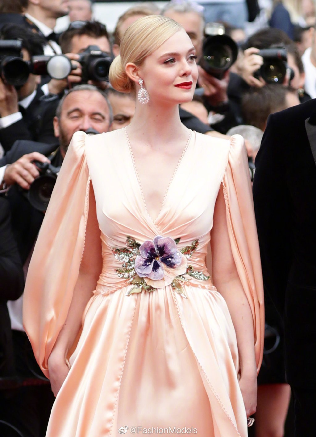 Thảm đỏ LHP Cannes 2019: Selena bức thở với vòng 1 khủng, Ella Fanning như bà hoàng bên dàn siêu mẫu Victorias Secret