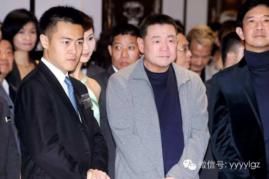 Lưu Minh Vỹ - con trai tỷ phú USD vẫn đi tàu điện ngầm