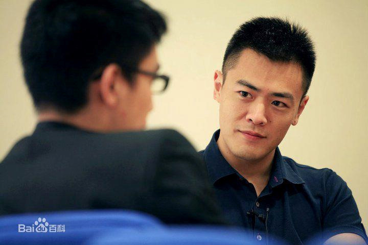 Lưu Minh Vỹ - con trai tỷ phú USD vẫn đi tàu điện ngầm