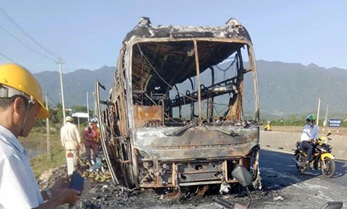 Ôtô giường nằm chở gần 40 hành khách cháy rụi