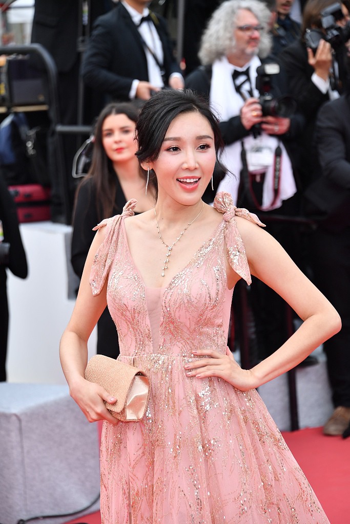 Choáng với hàng loạt gương mặt vô danh của Cbiz khoe ngực ngồn ngộn, ăn mặc lố lăng ngay ngày đầu Cannes