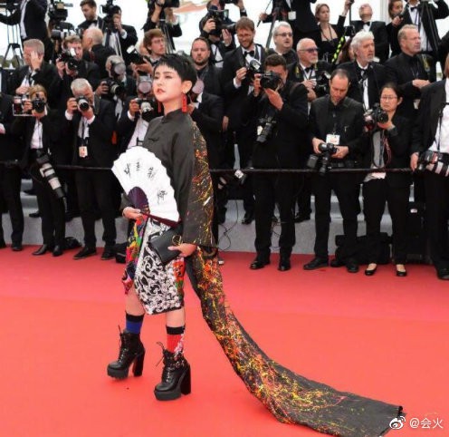 Choáng với hàng loạt gương mặt vô danh của Cbiz khoe ngực ngồn ngộn, ăn mặc lố lăng ngay ngày đầu Cannes