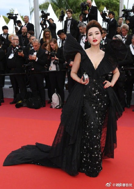 Choáng với hàng loạt gương mặt vô danh của Cbiz khoe ngực ngồn ngộn, ăn mặc lố lăng ngay ngày đầu Cannes