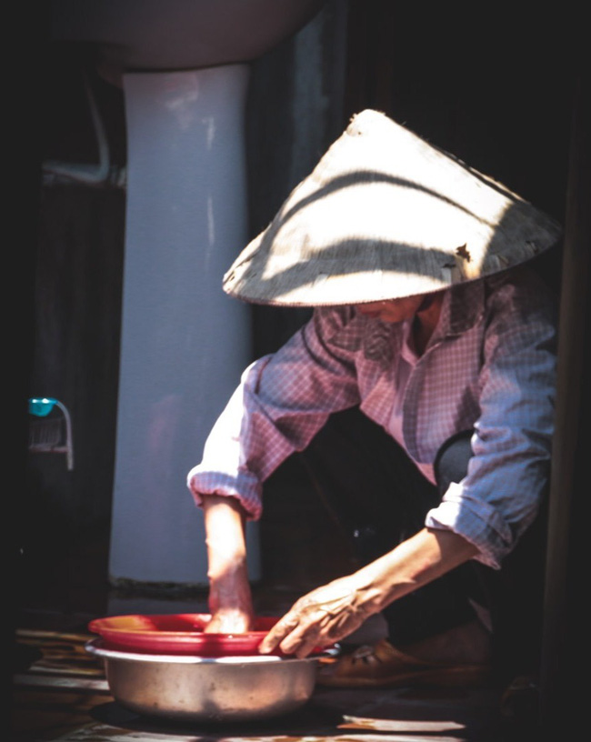 Chạnh lòng với dòng tâm sự cha già gửi con gái lấy chồng xa: Cha xin lỗi vì đã dạy con làm ô-sin cho chồng!