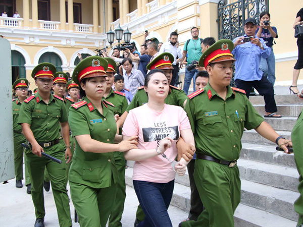 Hot girl Ngọc Miu mặc áo in thông điệp nhạy cảm: Luật quy định thế nào?