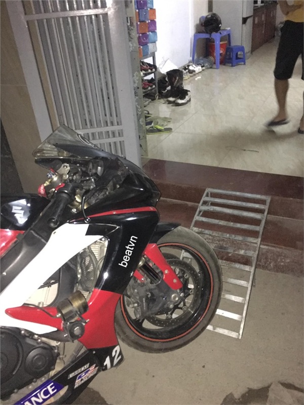 Góc tuyên dương: Thanh niên đi phân khối lớn trải chiếu nằm đất trông xe, quyết không nổ máy ầm ầm phá giấc ngủ hàng xóm vào lúc 3h sáng