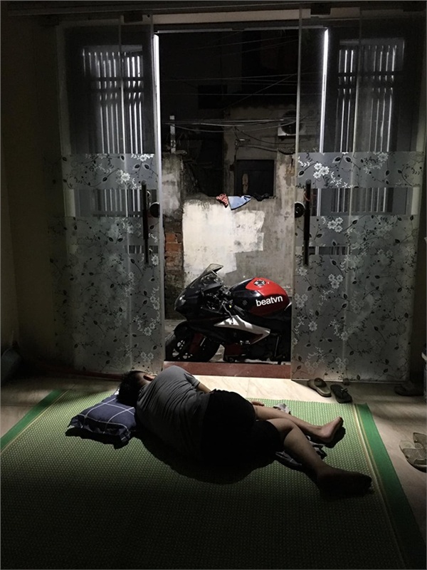 Góc tuyên dương: Thanh niên đi phân khối lớn trải chiếu nằm đất trông xe, quyết không nổ máy ầm ầm phá giấc ngủ hàng xóm vào lúc 3h sáng