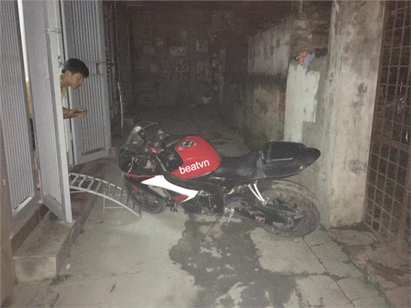 Góc tuyên dương: Thanh niên đi phân khối lớn trải chiếu nằm đất trông xe, quyết không nổ máy ầm ầm phá giấc ngủ hàng xóm vào lúc 3h sáng Góc tuyên dương: Thanh niên đi phân khối lớn trải chiếu nằm đất trông xe, quyết không nổ máy ầm ầm phá giấc ngủ hàng xóm vào lúc 3h sáng