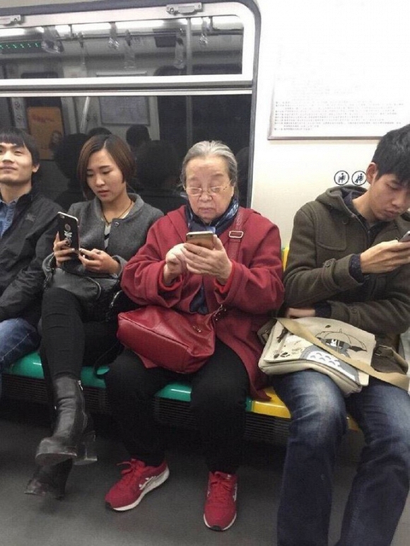 Clip Dung Ma Ma Lý Minh Khải từ chối ngồi ghế trên xe bus để nhường chỗ cho trẻ em gây sốt mạng xã hội