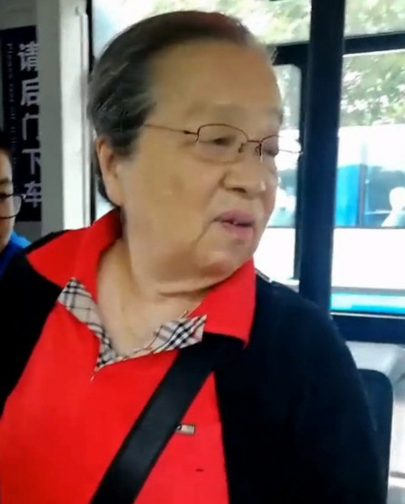 Clip Dung Ma Ma Lý Minh Khải từ chối ngồi ghế trên xe bus để nhường chỗ cho trẻ em gây sốt mạng xã hội