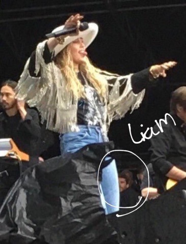 Hóa ra luôn có một người đàn ông đứng sau cánh gà, lẳng lặng nhìn theo Miley Cyrus si tình đến thế!