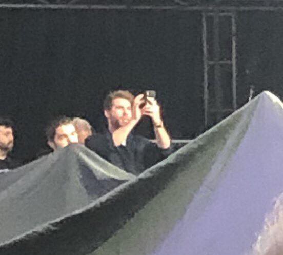 Hóa ra luôn có một người đàn ông đứng sau cánh gà, lẳng lặng nhìn theo Miley Cyrus si tình đến thế!