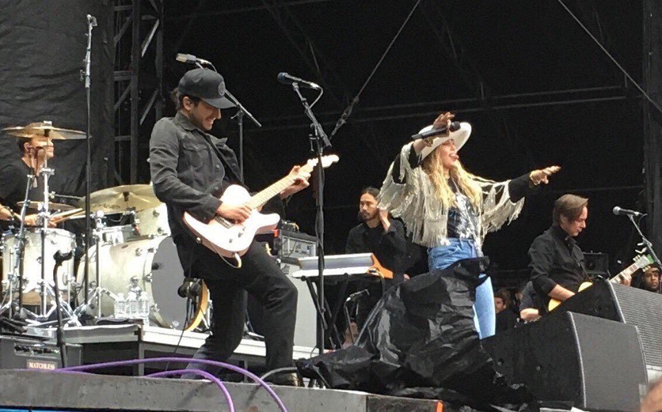 Hóa ra luôn có một người đàn ông đứng sau cánh gà, lẳng lặng nhìn theo Miley Cyrus si tình đến thế!