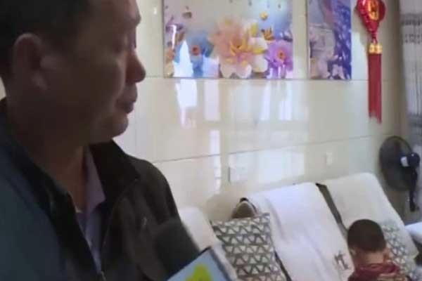 Thót tim bé trai đứng chông chênh trên gờ tường tầng 13