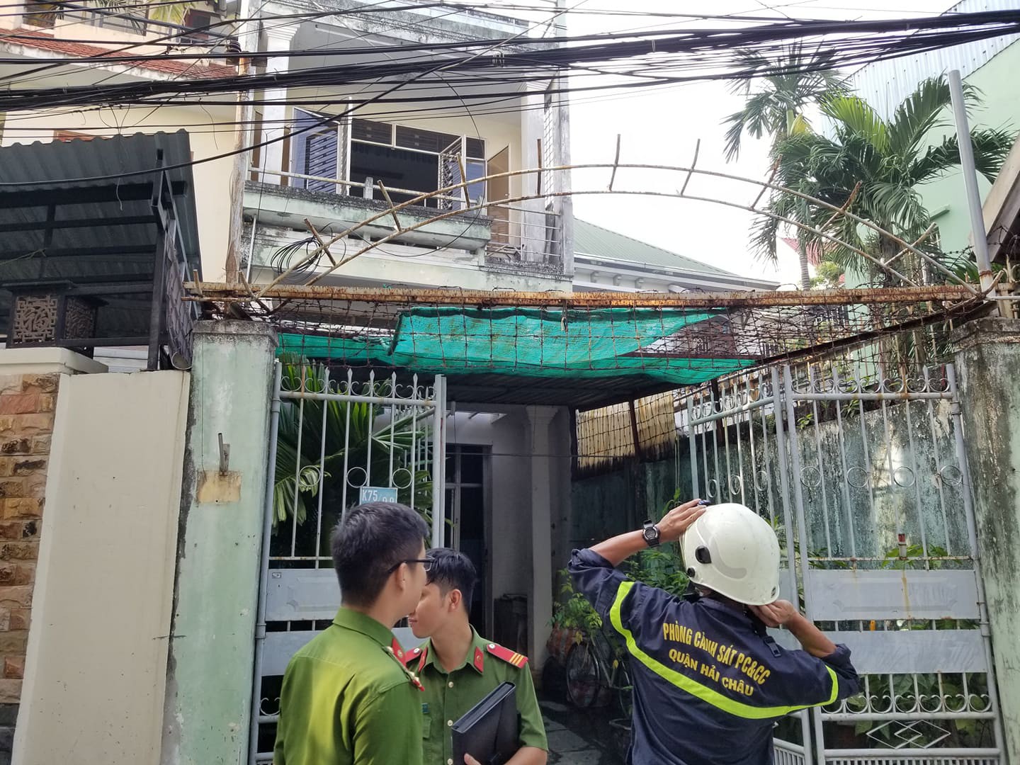 Người dân lao vào lửa cứu cụ ông 80 tuổi bị liệt mắc kẹt trong ngôi nhà bốc cháy Đà Nẵng