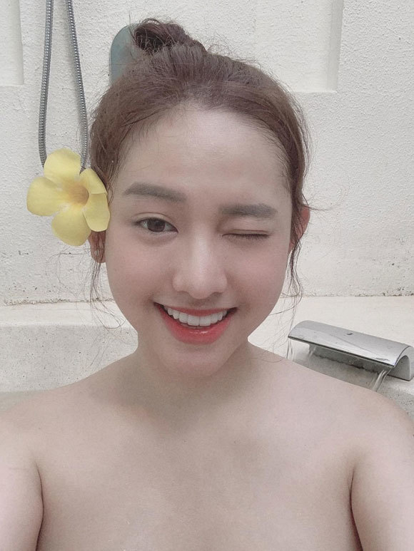Hot girl Thúy Vi lại gây tranh cãi khi đăng ảnh tắm trần Hot girl Thúy Vi lại gây tranh cãi khi đăng ảnh tắm trần