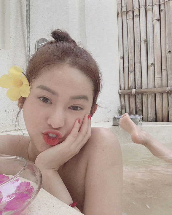 Hot girl Thúy Vi lại gây tranh cãi khi đăng ảnh tắm trần