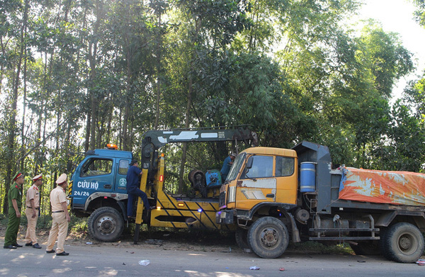 Đâm vào xe tải tại đường tránh Nam Hải Vân, 2 thanh niên nguy kịch