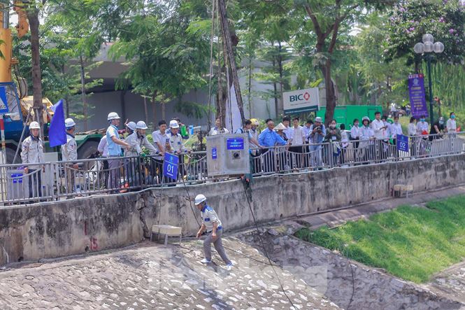 Hà Nội bắt đầu làm sạch sông Tô Lịch bằng bảo bối của Nhật