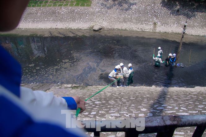 Hà Nội bắt đầu làm sạch sông Tô Lịch bằng bảo bối của Nhật