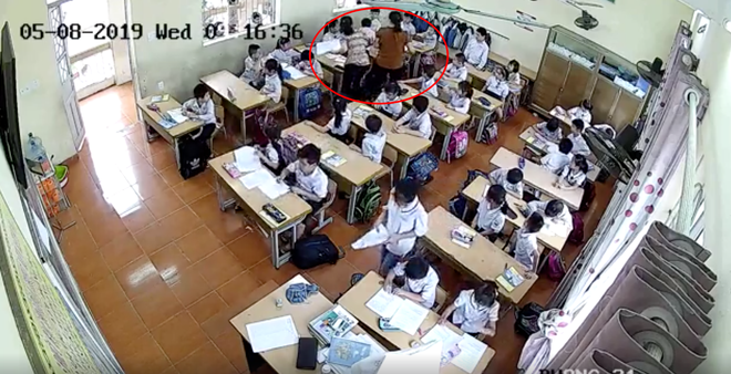Mẹ nam sinh lớp 2 ở Hải Phòng đăng clip cô giáo tát tới tấp con mình, dùng thước vụt mạnh nhiều em khác