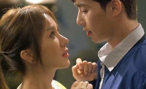 Ập vào nhà nghỉ bắt quả tang con dâu, mẹ chồng đỏ mặt ra về khi thấy kẻ thứ 3