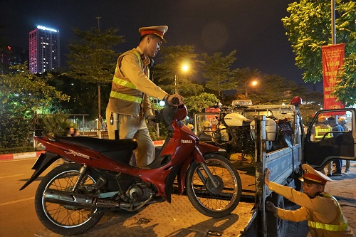 Cảnh sát kiểm tra nồng độ cồn của tài xế đi ra từ quán nhậu