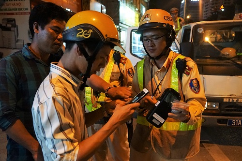 Cảnh sát kiểm tra nồng độ cồn của tài xế đi ra từ quán nhậu