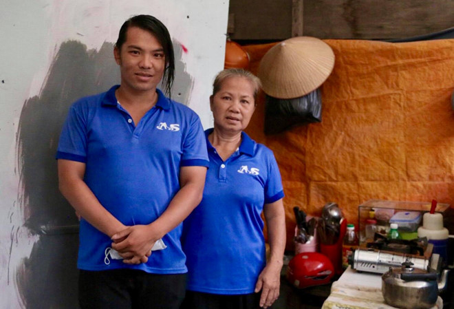 Hai mẹ con lao công trả 7.400 USD nhặt được cho người nước ngoài