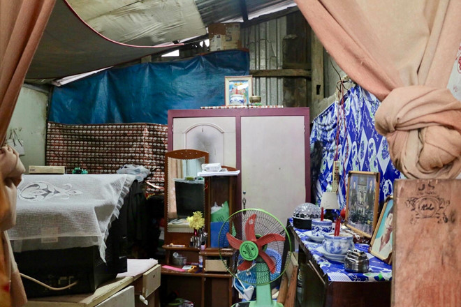 Hai mẹ con lao công trả 7.400 USD nhặt được cho người nước ngoài