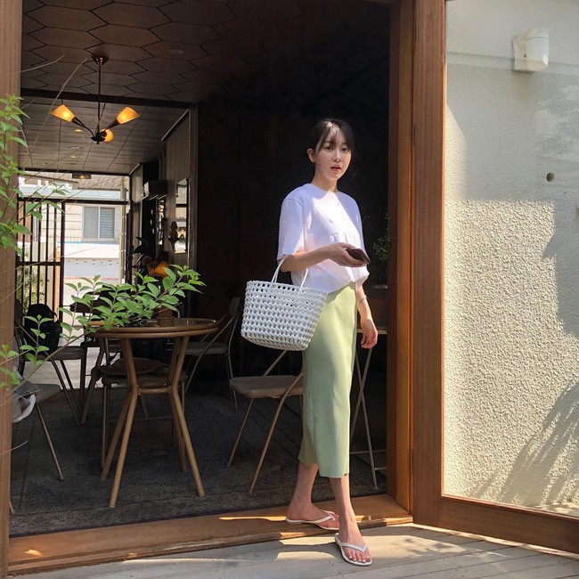 15 minh chứng cho thấy: Cứ yên tâm sắm áo phông trắng và bạn sẽ mặc đẹp không trượt set nào trong hè này