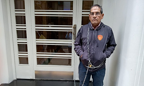 Phó chủ tịch CLB tự xích người vào cửa LĐBĐ Argentina