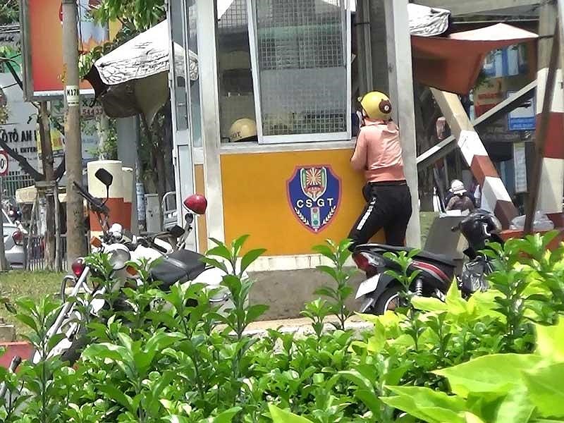 Điều tra: Cận cảnh cò dẫn xe qua chốt CSGT