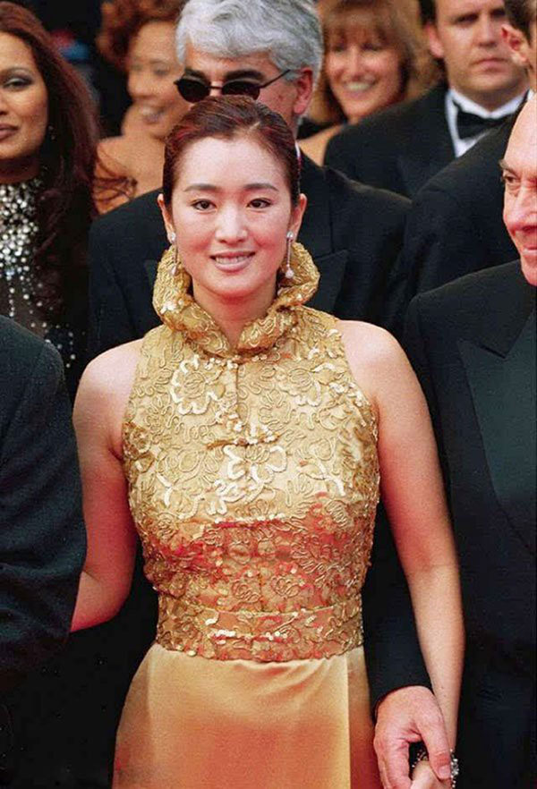 Củng Lợi: Đại mỹ nhân Hoa ngữ chẳng cần diện đồ quá lố nhưng vẫn tỏa hào quang suốt 31 năm sải bước trên thảm đỏ LHP Cannes