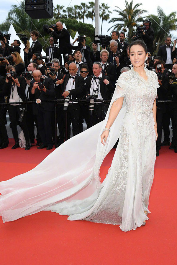 Củng Lợi: Đại mỹ nhân Hoa ngữ chẳng cần diện đồ quá lố nhưng vẫn tỏa hào quang suốt 31 năm sải bước trên thảm đỏ LHP Cannes