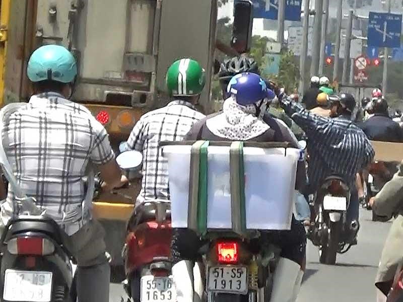 Điều tra: Các nhóm ‘cò’ dẫn xe qua chốt CSGT