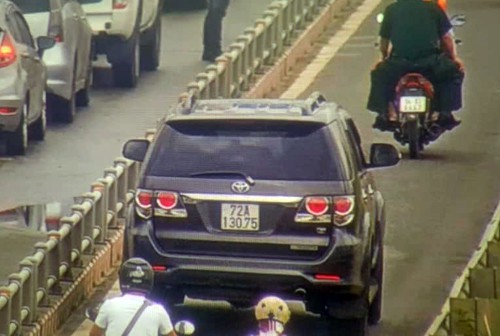Ôtô tràn vào làn xe máy trên đường dẫn cao tốc TP HCM - Long Thành - Dầu Giây