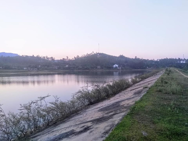 Tìm 2 con về ăn cơm, bố mẹ tá hỏa chỉ thấy dép và đồ dùng các con ở mép đập nước