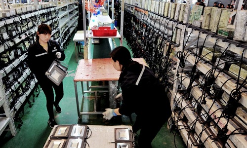 Nỗi lo của người Trung Quốc bị cắt khỏi túi tiền Mỹ