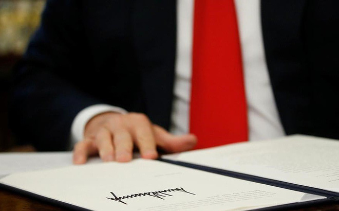 Ông Trump ra sắc lệnh cấm Huawei, ZTE