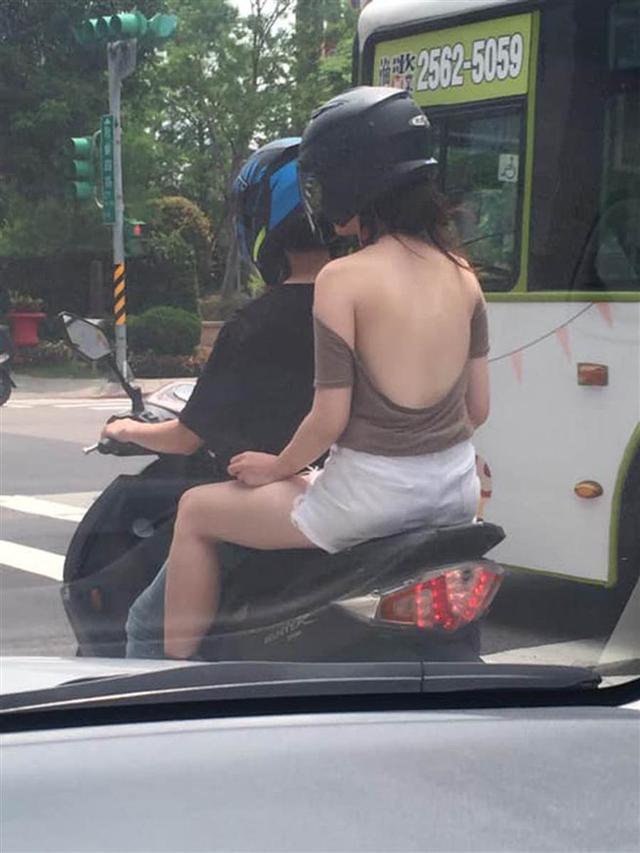 Giữa trời nắng nóng, cô gái ra đường với chiếc áo hững hờ khiến ai cũng choáng váng