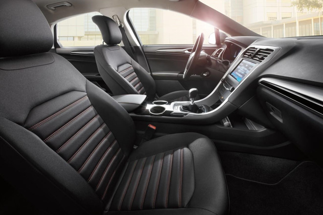 Xe Ford tự lăn bánh khi đỗ dù tài xế đã về P