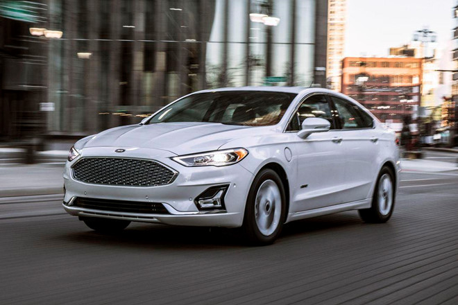 Xe Ford tự lăn bánh khi đỗ dù tài xế đã về P