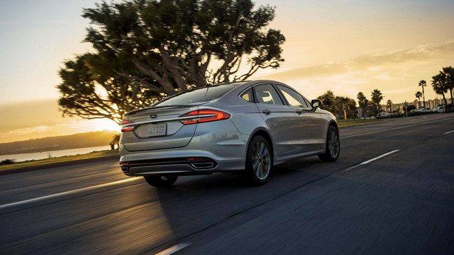 Xe Ford tự lăn bánh khi đỗ dù tài xế đã về P