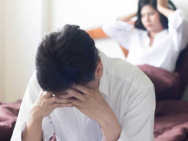 Vợ giải thích vòng vo việc đưa số tiền lớn cho đồng nghiệp cũ