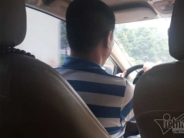 Vợ bắt quả tang, đại gia cố thủ trong nhà nghỉ, tìm kế cho bồ thoát thân