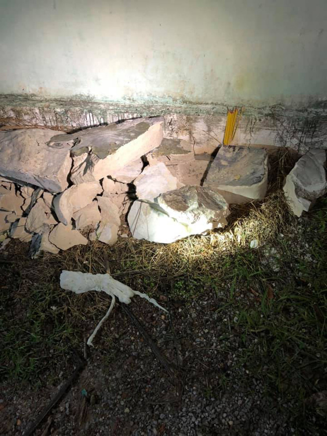 Công an đập bỏ khối bê tông suốt 1 giờ đồng hồ, đưa thi thể người đàn ông ra khỏi thùng nhựa