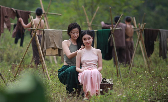 Đạo diễn lên tiếng khi để cô bé 13 tuổi đóng cảnh nóng trong Vợ ba