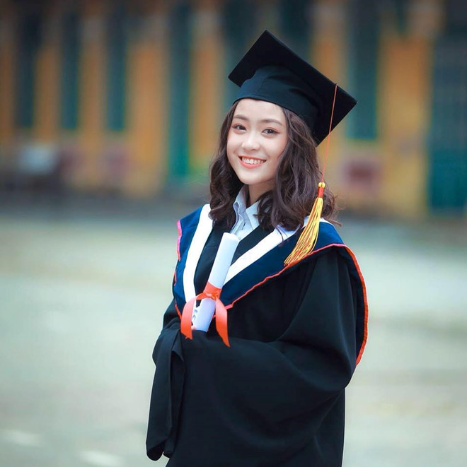 Loạt gái xinh được chú ý vì khoảnh khắc xuất thần ngày bế giảng