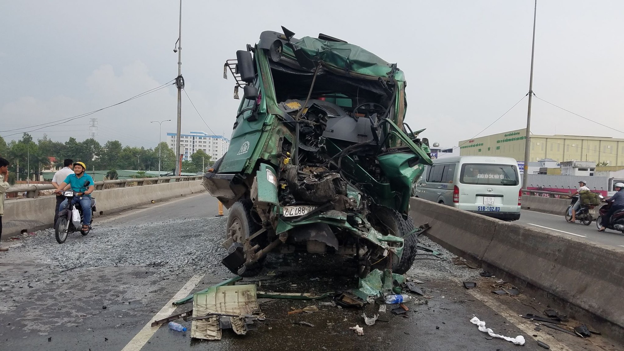 Gần 2 giờ đưa thi thể tài xế mắc kẹt trong cabin xe ben sau va chạm ở Sài Gòn